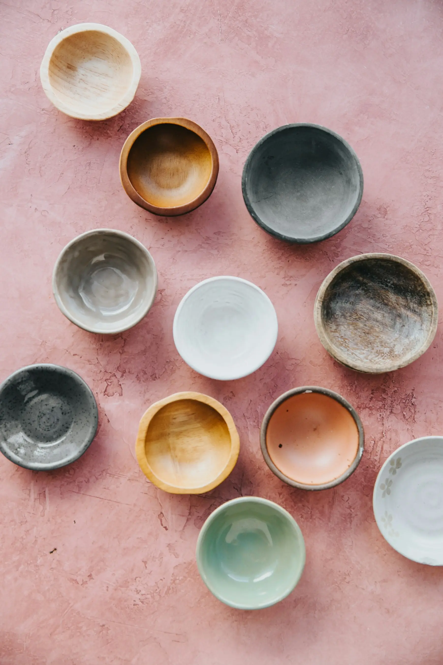 Boluri de ceramică glazurate în culori diferite, văzute de sus