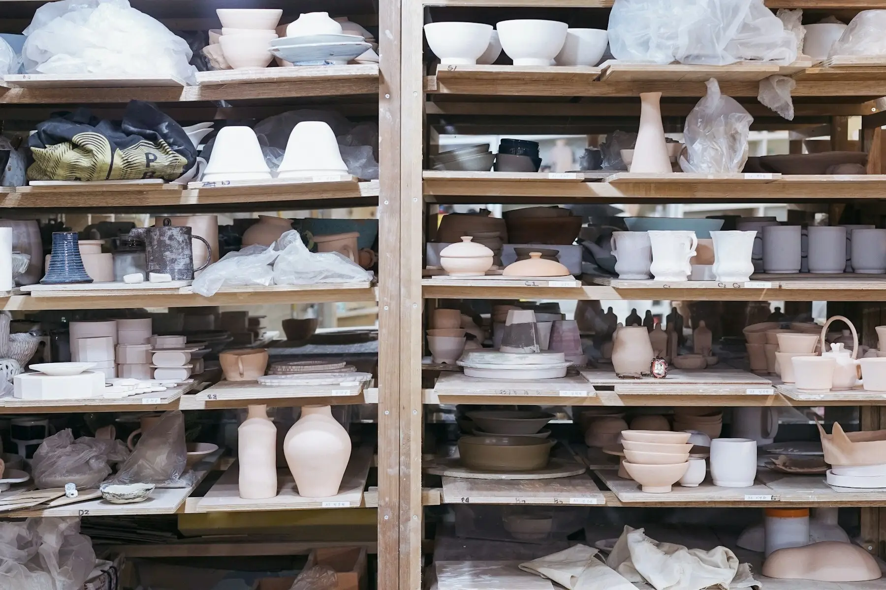 Rafturi din lemn cu vase de ceramică puse la uscat